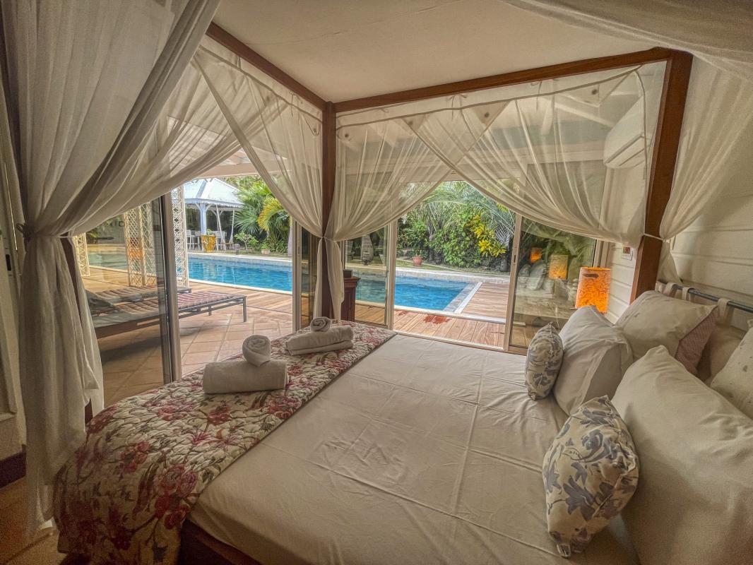 16.Location villa piscine Saint François Guadeloupe_chambre extérieure